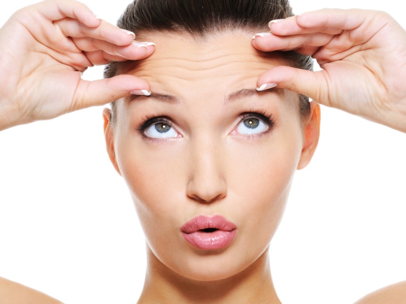 Thói quen nhíu mày, nhướng mày là nguyên nhân gây nên nhăn trán