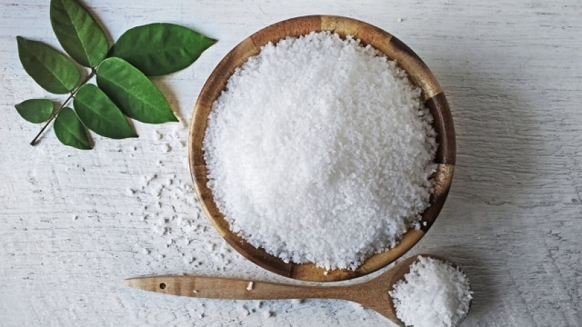 Cách giảm mỡ bụng bằng muối rang thực hiện rất đơn giản