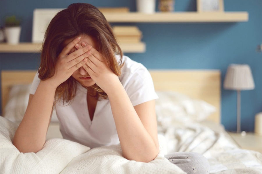 Thức đêm, mất ngủ, stress thường xuyên cũng có thể dẫn đến nổi mụn dưới cằm