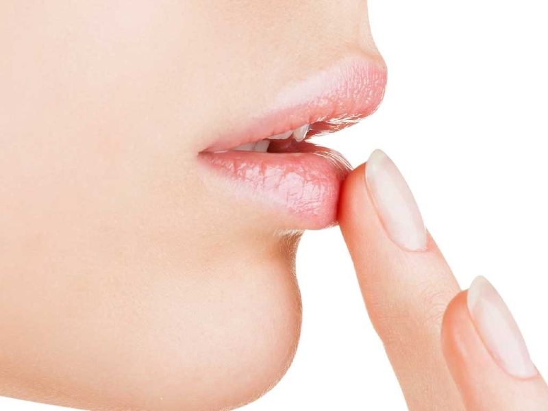 Có thói quen ngậm môi, liếm môi thường xuyên