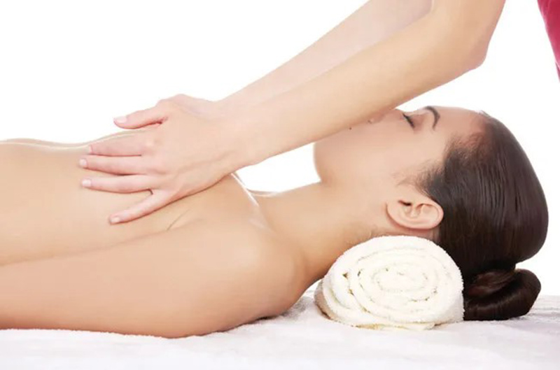 Bước bôi dưỡng tinh chất Peeling giúp làm hồng đôi nhũ hoa bằng cách massage