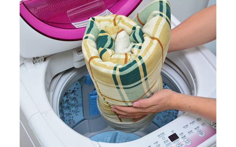 Cần làm sạch vỏ gối, chăn ga để ngăn ngừa tích tụ ổ vi khuẩn gây mụn