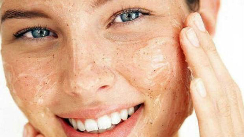 Tẩy tế bào chết loại bỏ các tế bào chết và lớp sừng trên da