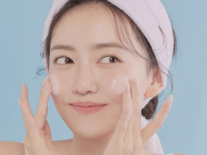 Rửa mặt là bước không thể thiếu trong quy trình chăm sóc da người Nhật