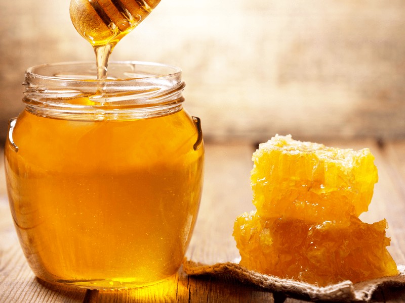 Mật ong có tác dụng kháng khuẩn, kháng viêm và căng da mặt một cách tự nhiên