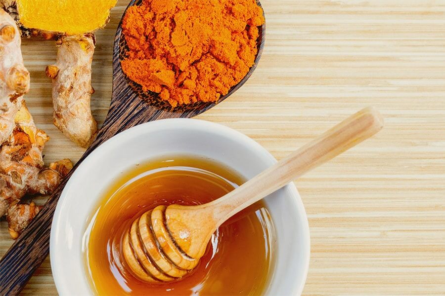 Trị mụn dưới cằm bằng tinh bột nghệ và mật ong