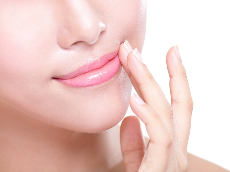 Không nên sờ nắn nhiều sau khi tiêm hồng môi