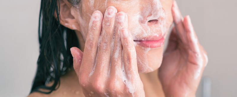 Luôn làm sạch da để loại bỏ vi khuẩn, bã nhờn