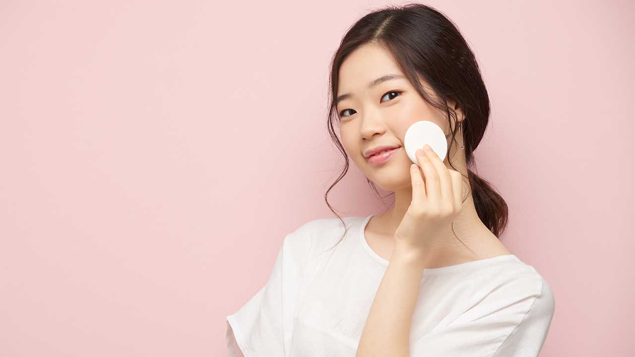 Dùng sản phẩm trị mụn phù hợp tránh kích ứng gây sẹo mụn