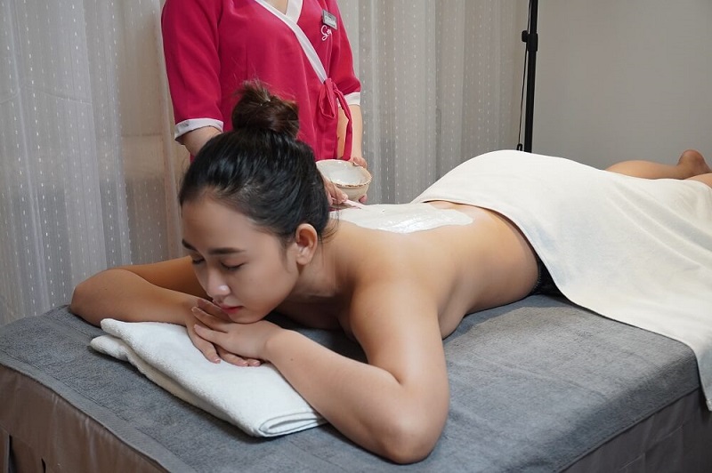 Chuyên viên sẽ thoa kem làm trắng da lên toàn thân sau đó massage nhẹ nhàng và ủ kem, quá trình này sẽ hỗ trợ dưỡng chất thẩm thấu vào da