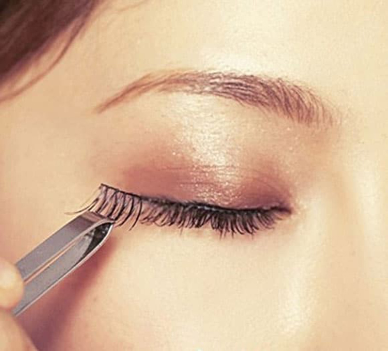 Để đôi mắt bị cụp thêm quyến rũ, bạn cần lựa chọn lông không quá dày