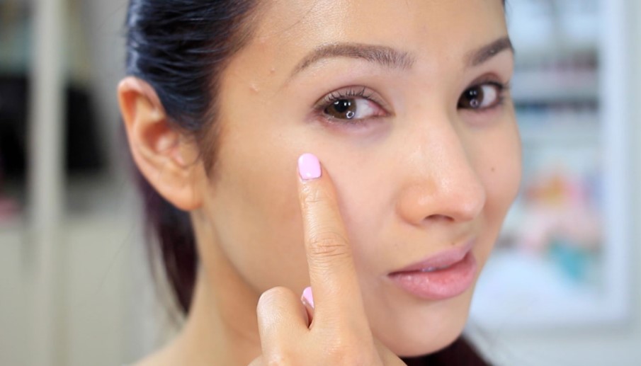 Có nhiều nguyên nhân dẫn tới tình trạng mí mắt bị sưng sau khi ngủ dậy