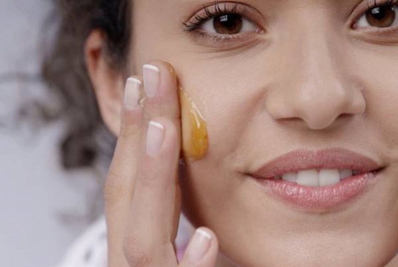 Bạn không nên sử dụng vitamin E uống bôi lên làn da mặt