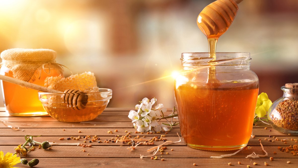 Mật ong là nguyên liệu quý giá từ thiên nhiên, giúp trẻ hóa da hiệu quả