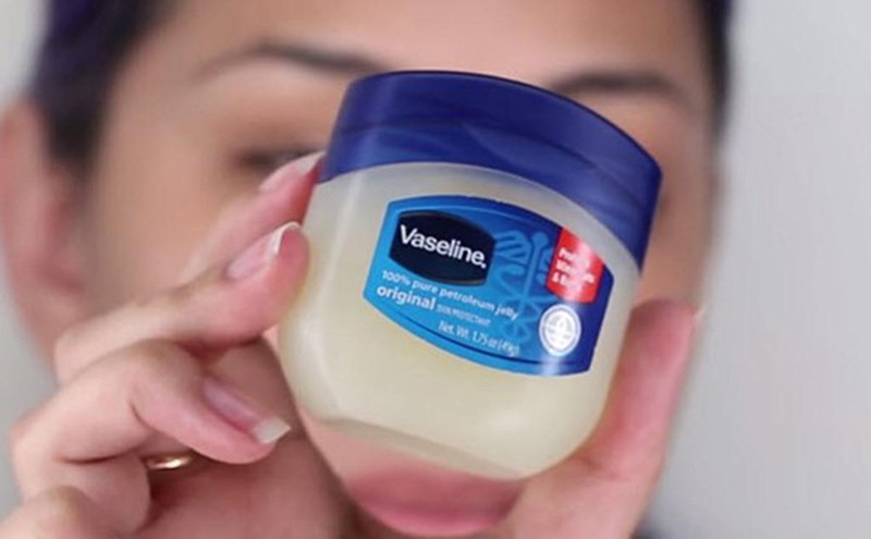 Sử dụng vaseline nguyên chất giúp nhũ hoa hồng hào