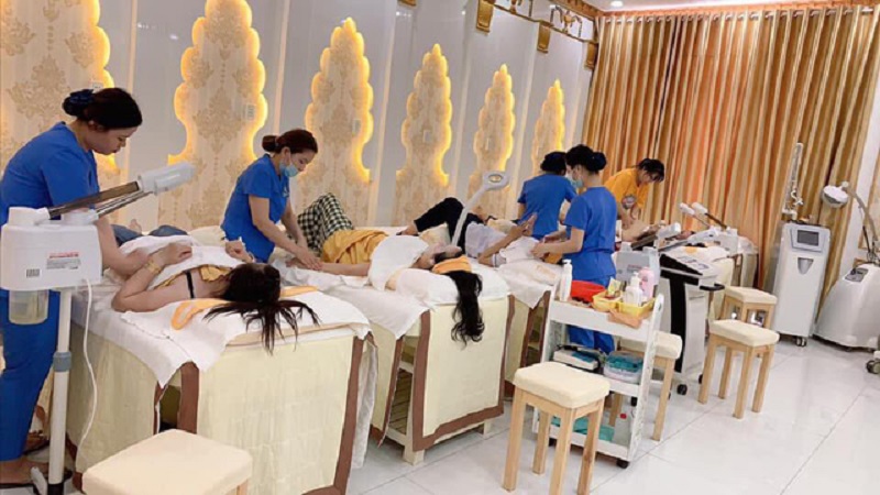 Đội ngũ kĩ thuật viên Trang Spa phục vụ khách hàng chuyên nghiệp