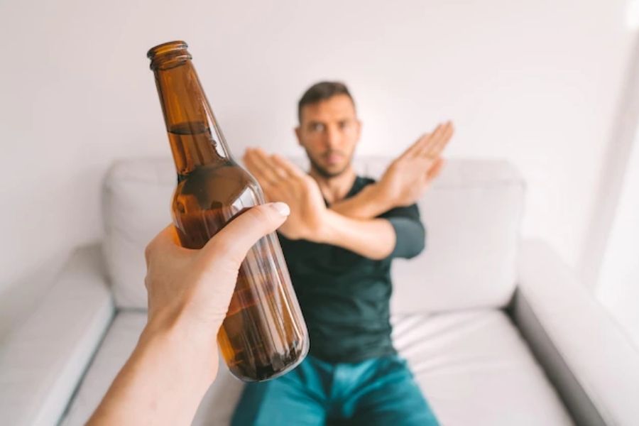 Hạn chế rượu bia và đồ cay nóng để giảm tình trạng mụn