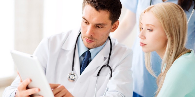 Bạn nên hỏi ý kiến của các y bác sĩ trước khi sử dụng Isotretinoin
