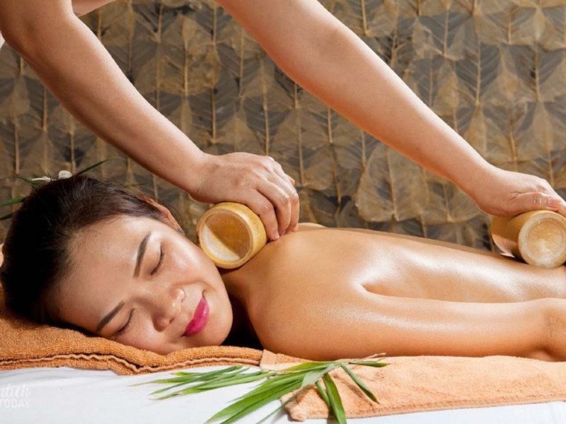 Massage với tinh dầu là một hệ thống nhiều động tác được thiết kế đặc biệt, kết hợp với nhau cùng với tinh dầu để đem lại cảm giác thư giãn, giải tỏa tinh thần