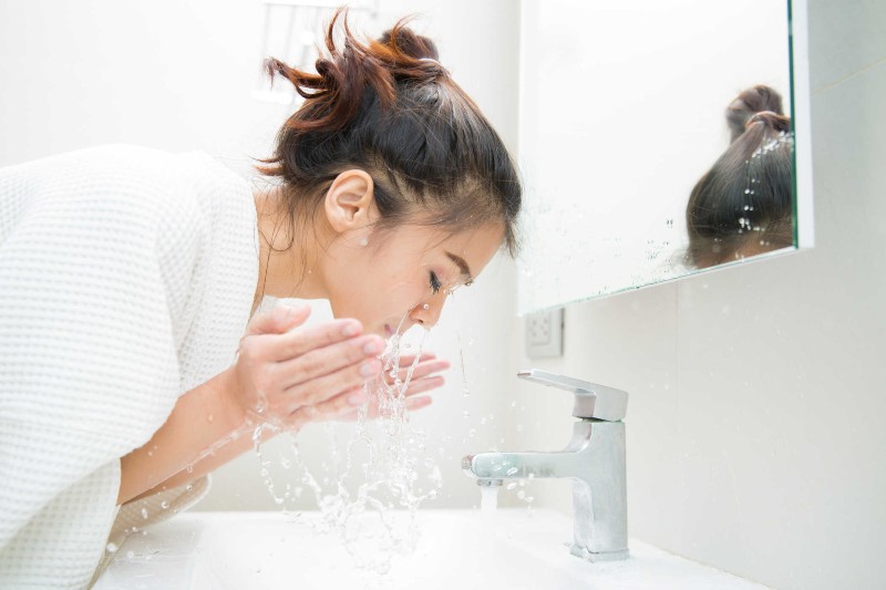 Loại bỏ bụi bẩn bằng việc rửa mặt với nước muối sinh lý