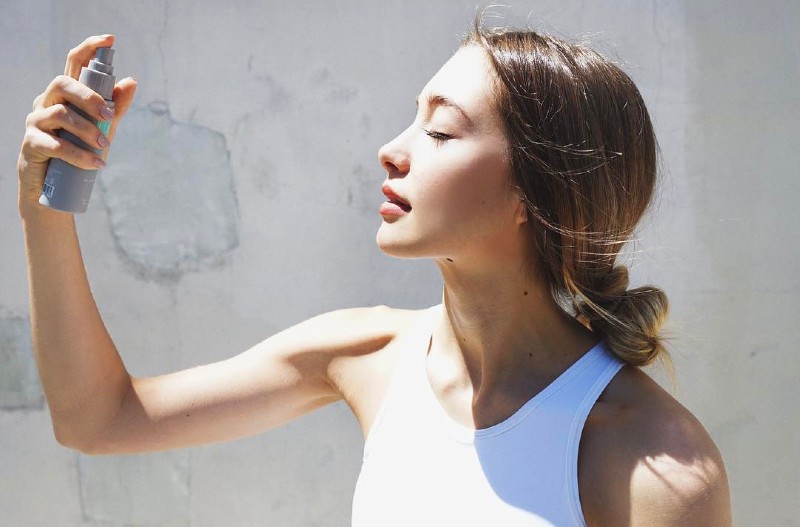 Dưỡng ẩm cho da bằng bước xịt khoáng