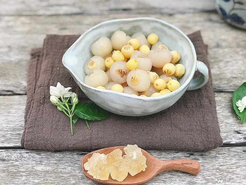 Hạ nhiệt và làm đẹp da bằng chè long nhãn hạt sen