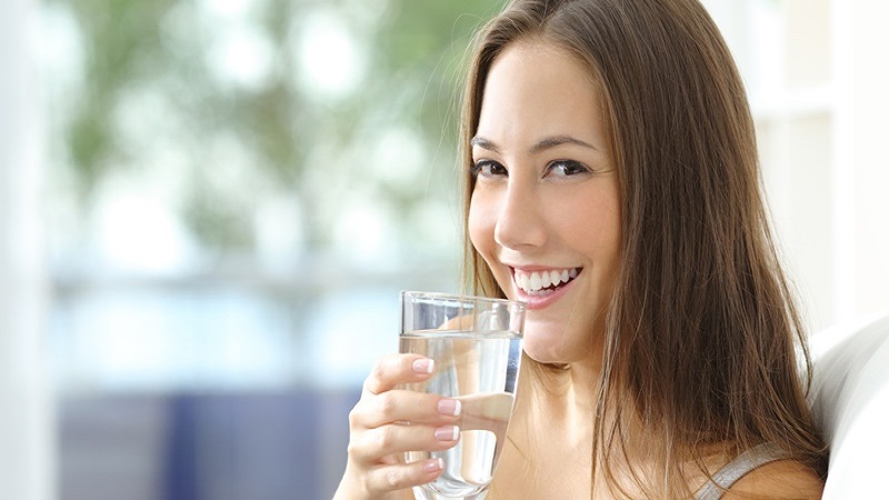 Hãy đảm bảo uống đủ lượng nước mỗi ngày