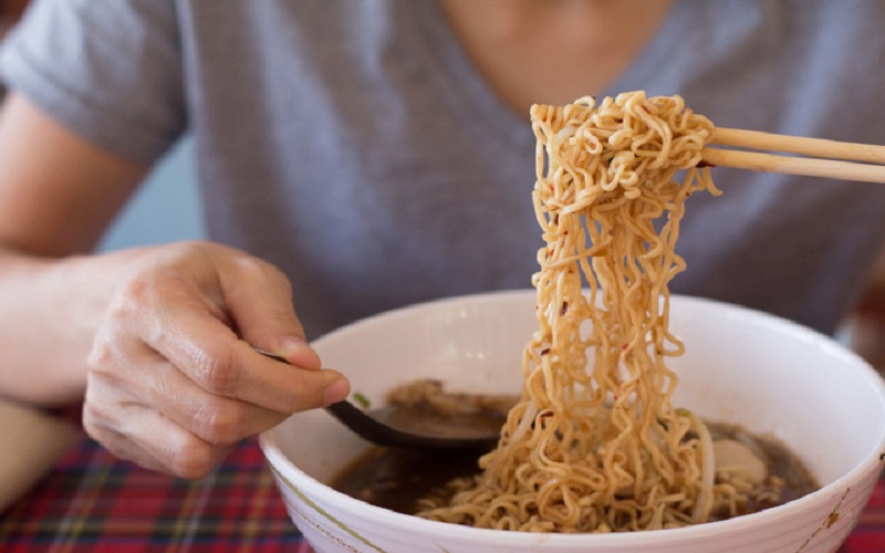 Để ăn mì ngon và tránh nổi mụn bạn cần có một số lưu ý