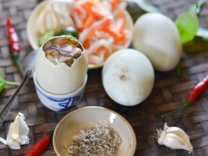 Trứng vịt lộn còn chứa Beta Caroten, vitamin A, B1, C, sắt,...