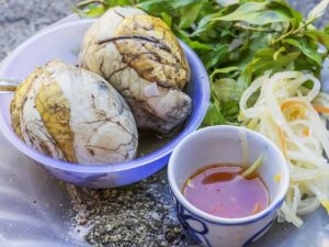 Những người bị mắc các bệnh về gan thì không nên ăn trứng vịt lộn