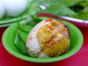Không nên ăn trứng vịt lộn với với tỏi, cam, hồng, thịt ngỗng hoặc thịt thỏ