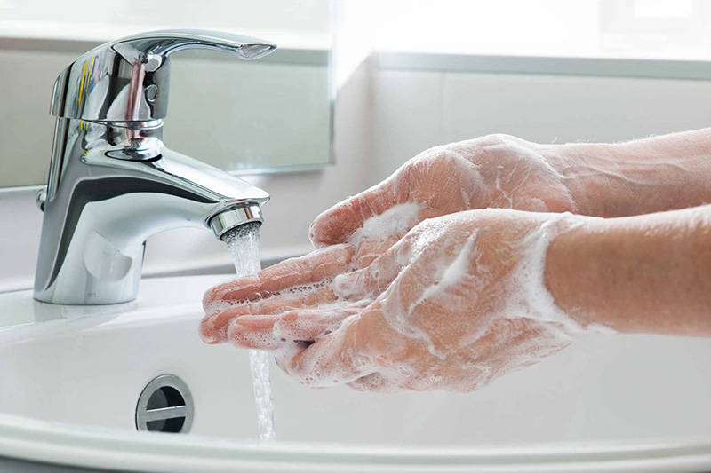 Vệ sinh tay thật sạch trước khi thoa kem trị sẹo là bước tuyệt đối không bỏ qua