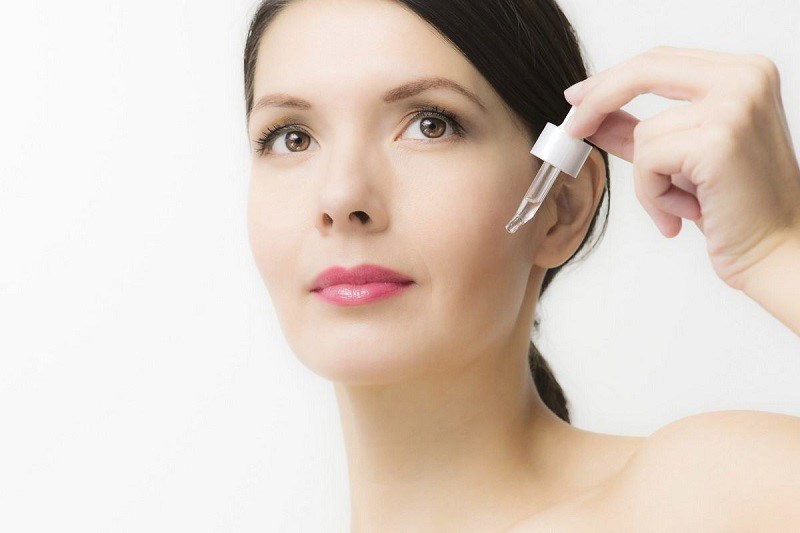 Nên thực hiện bôi serum trước rồi mới thoa kem trị sẹo sau