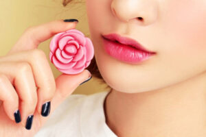 Không được dùng tay để bóc lớp vảy trên môi