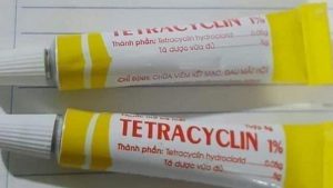 Cách thoa dưỡng môi bằng thuốc mỡ hiệu quả