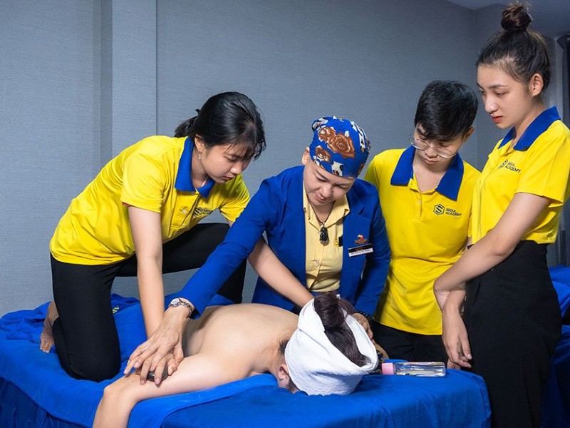 Nghề spa nói chung và massage body nói riêng, ngoài các kiến thức nền tảng, kỹ thuật trên lý thuyết thì việc thực hành cũng cực kỳ quan trọng