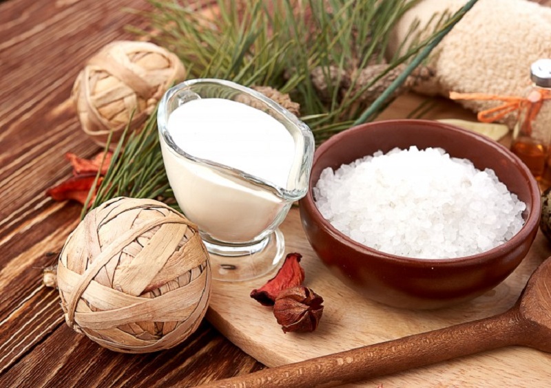 Kết hợp sữa tươi và muối tạo thành hỗn hợp tẩy tế bào chết, giảm thâm môi