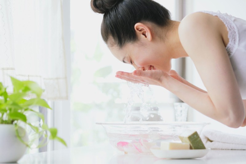 Rửa mặt bằng lá trầu không là cách trị mụn đơn giản