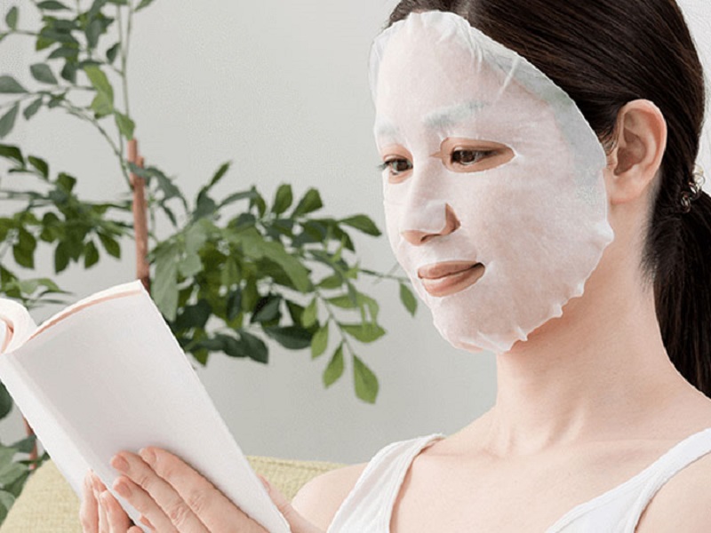 Đắp mặt nạ cấp ẩm luôn được người Nhật chú trọng trong chăm sóc da