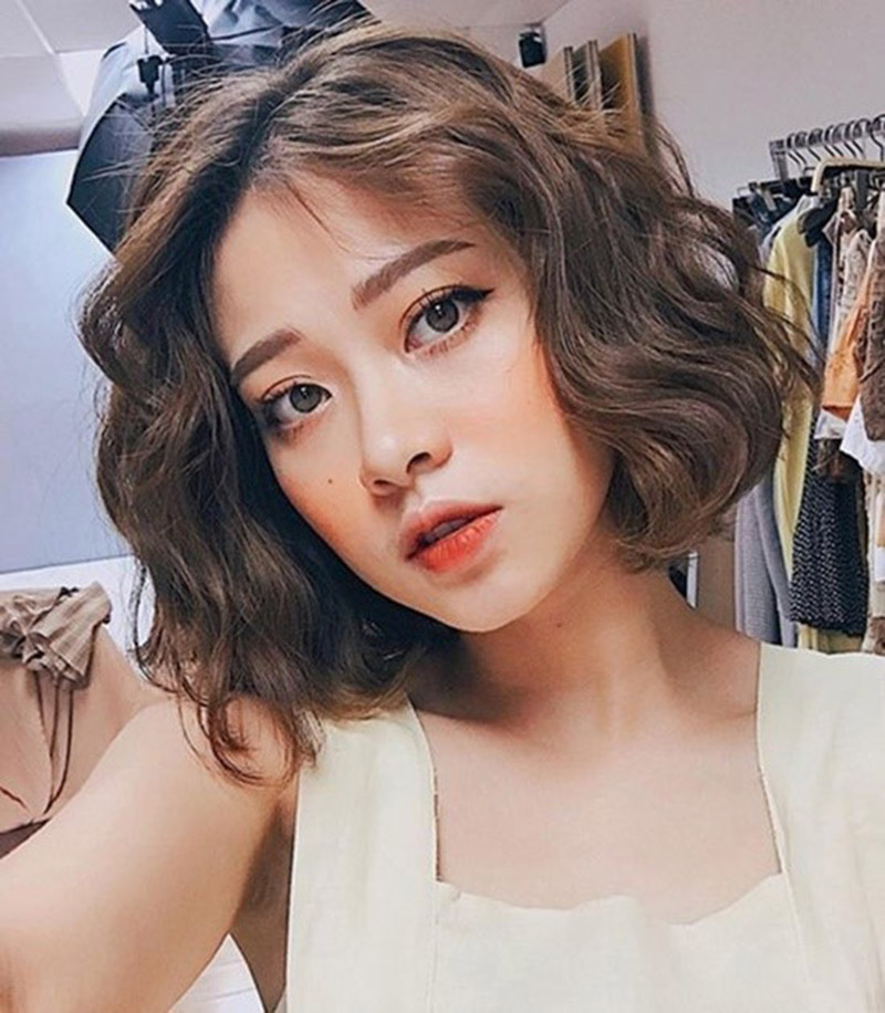 Tóc ngắn uốn xoăn với những lọn tóc to