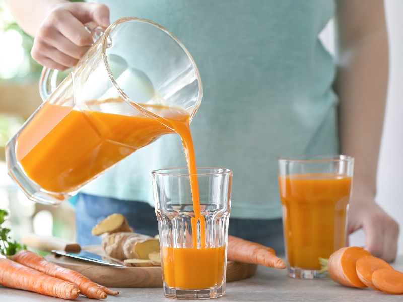 Chỉ uống nước ép trước bữa ăn khoảng 30 phút và sau khi tập thể dục, tuyệt đối không để bụng rỗng khi dùng nước trái cây để tránh bị đau dạ dày