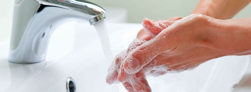 Bạn nên rửa tay kỹ càng trước khi dán móng