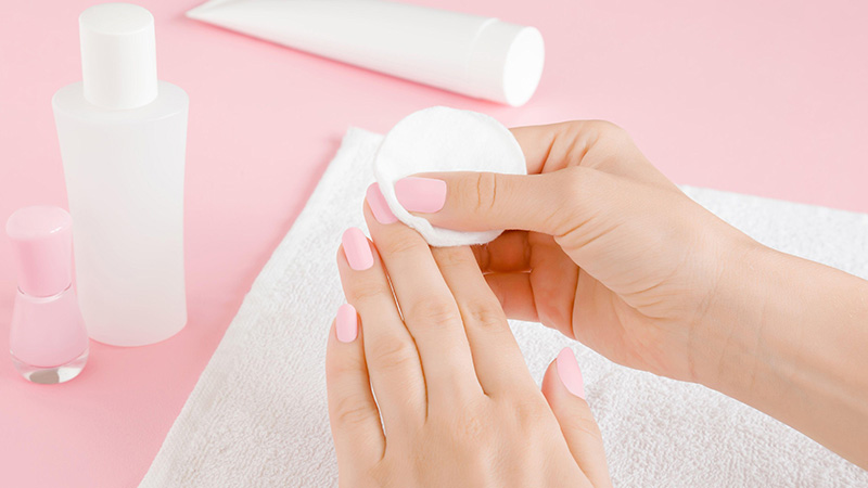 Bạn làm sạch tất cả các màu móng trước đó khi dán móng tay giả lên