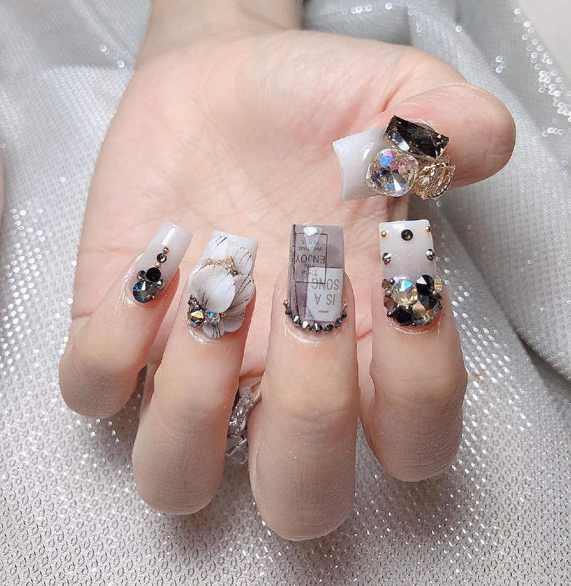 Nail đính đá vẫn luôn khiến cho các cô nàng trở nên quyến rũ, sang trọng hơn