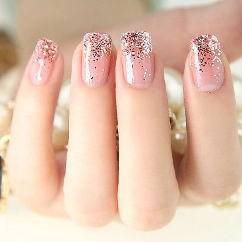 Màu nail sơn nhũ đem đến vẻ đẹp quyến rũ, lung linh