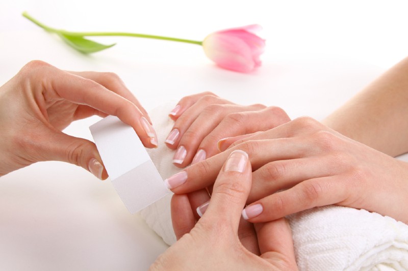 Bạn nên đánh bóng móng kỹ càng để loại bỏ da chết