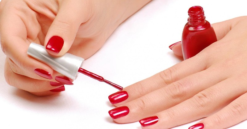 Bước cuối cùng khi dán móng tay giả là sơn và trang trí