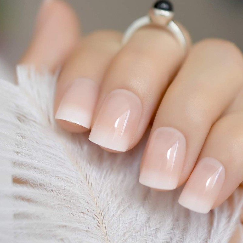 Sử dụng keo trong suốt cũng là cách dán móng tay giả vô cùng đơn giản