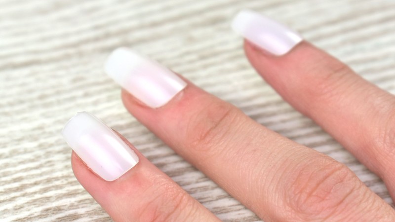Dán móng tay giả kéo dài được 3 - 4 tuần