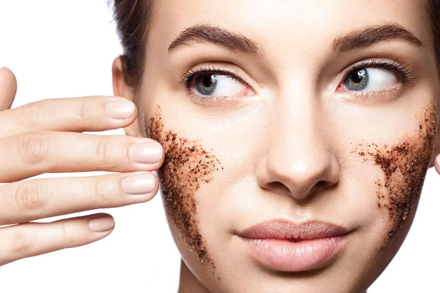 Tẩy da chết thường xuyên để làm sạch và thông thoáng lỗ chân lông